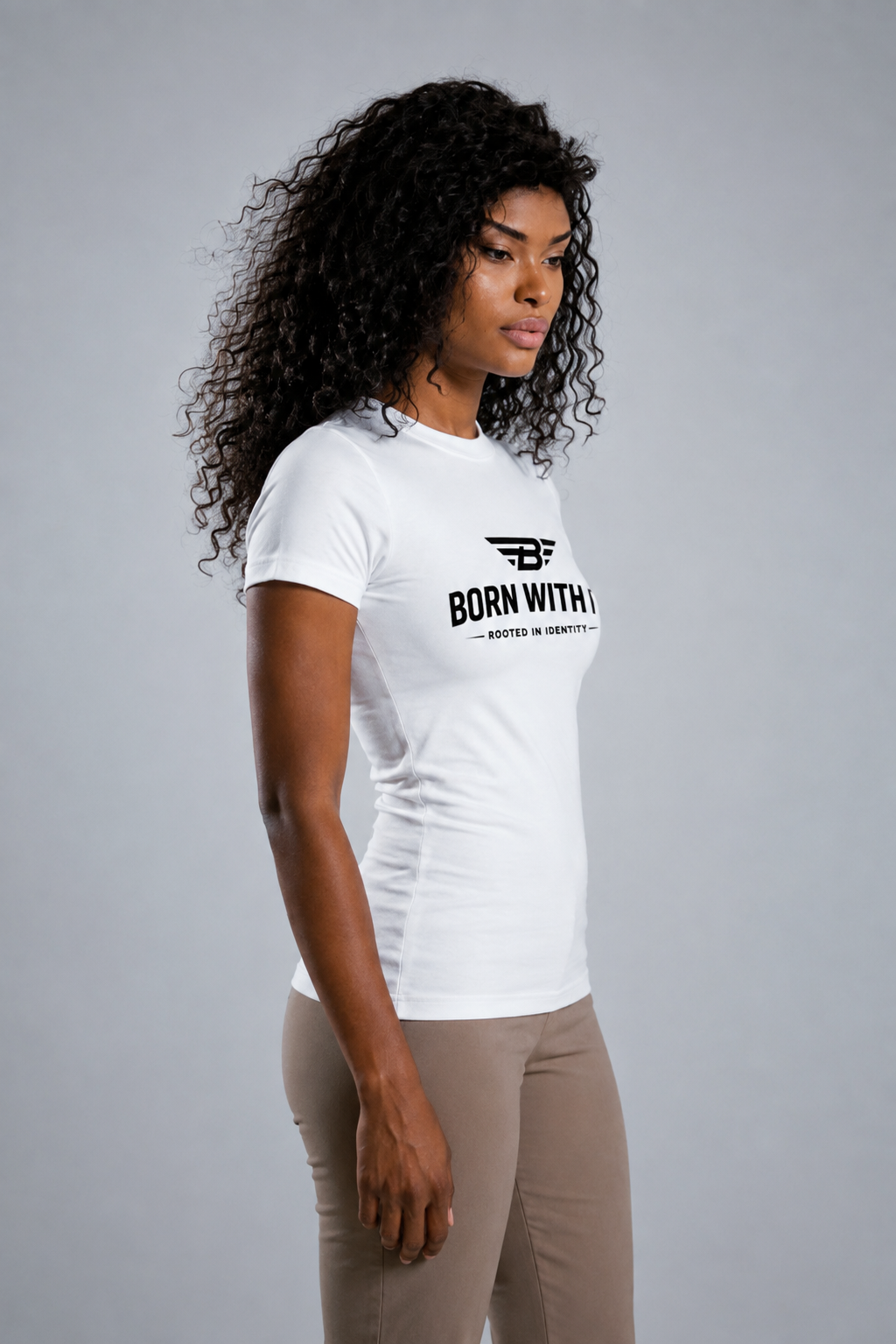 LA CAMISETA CEÑIDA DE CUELLO REDONDO. NACISTE CON ELLO. MUESTRA TU VERDAD.